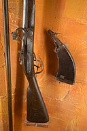 Matchlock musket and powder case (26424336281).jpg