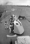 Bundesarchiv Bild 102-13388, Swinemünde, Flak-Kanonen der "Königsberg".jpg