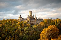 Schloss Marienburg im herbstlichen Abendlicht.jpg