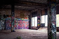 Abandoned building (29379056214).jpg